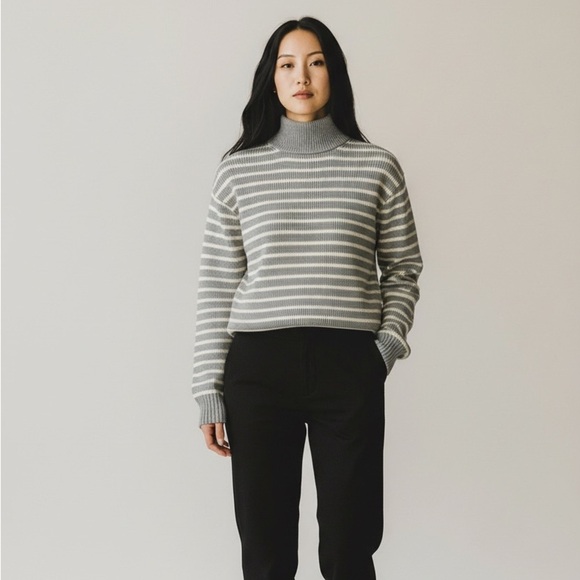 GAP Sweaters - GAP gray & white knit striped mockneck sweater